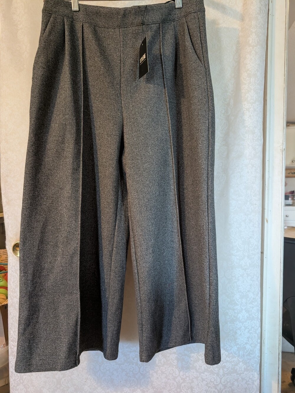 StyleWe NWT Gray Woolen Gaucho Short Pants. Sz.